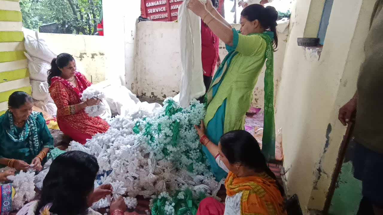 हुनरमंद: यहां समूह की महिलाओं ने तैयार की दिवाली के लिए एलइडी लाइट,1 लाख से अधिक एलईडी लाइट बनाने का रखा था लक्ष्य