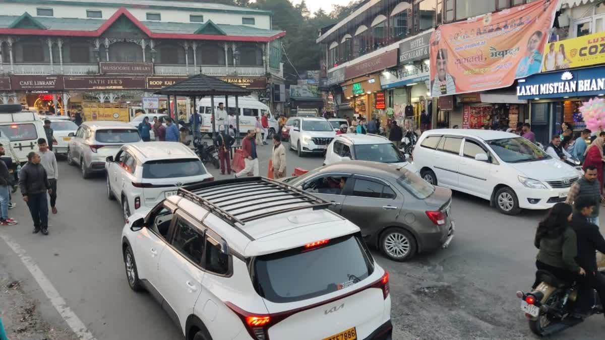 दिक्कत: मसूरी-देहरादून मार्ग पर लगा भीषण जाम, सड़कों पर रेंगती रही गाड़ियां