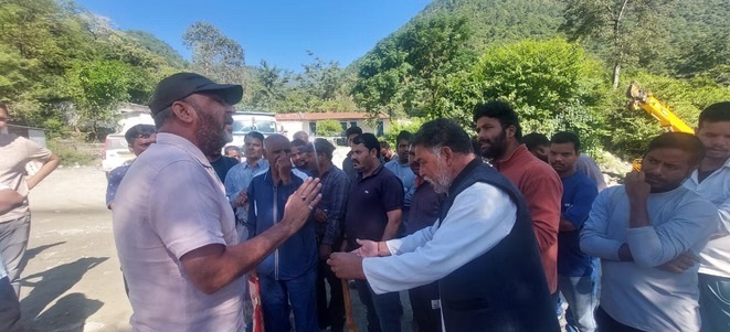 विरोध: मकानों में दरारें पड़ने के डर से ग्रामीणों ने रुकवाया रेलवे का काम