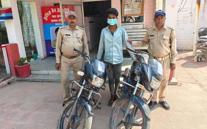 कामयाबी: चैकिंग के दौरान पुलिस के हत्थे चढ़ा वाहन चोर, दो बाइकें बरामद