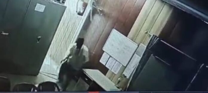 दुस्साहस: सुरक्षा व्यवस्था पर उठे सवाल, छत फाड़कर नगर निगम में घुसा चोर