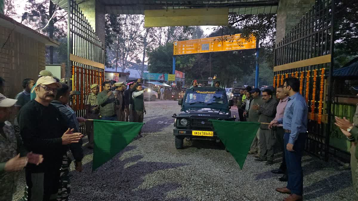 सैर-सपाटा: पर्यटकों के लिए खुला कॉर्बेट नेशनल पार्क का बिजरानी जोन, सैलानियो की उमड़ी भीड़ सैर-सपाटा: पर्यटकों के लिए खुला कॉर्बेट नेशनल पार्क का बिजरानी जोन, सैलानियो की उमड़ी भीड़