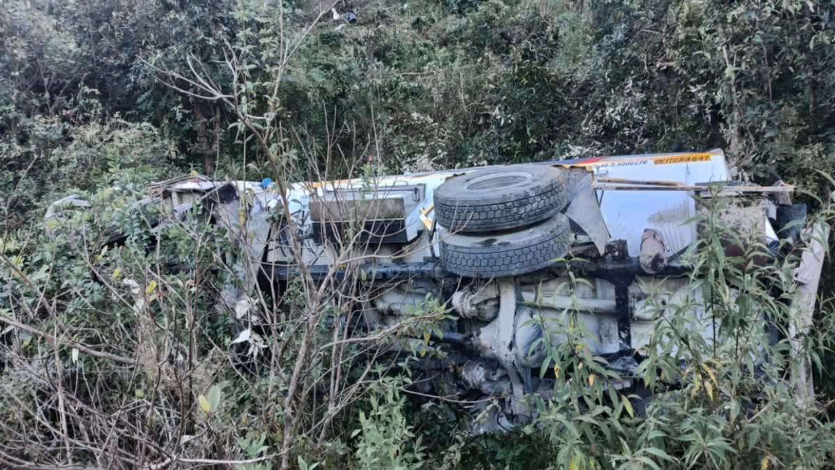 हादसा: खाई में गिरा पेट्रोल-डीजल से भरा ट्रक,टैंक फटने से बहने लगा ईंधन