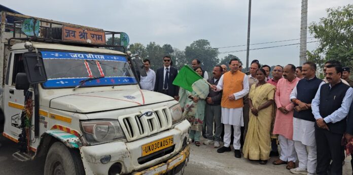 सीएम ने 6 मोबाइल टॉयलेट वैन को हरी झंड़ी दिखाकर चंपावत को किया रवाना
