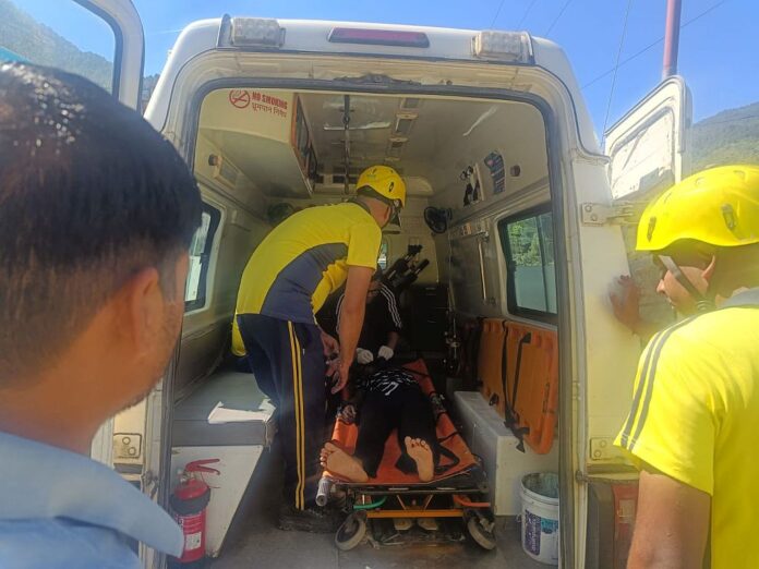 शाबाश: नदी में बह रही महिला को नेपाली व्यक्ति ने बचा लिया