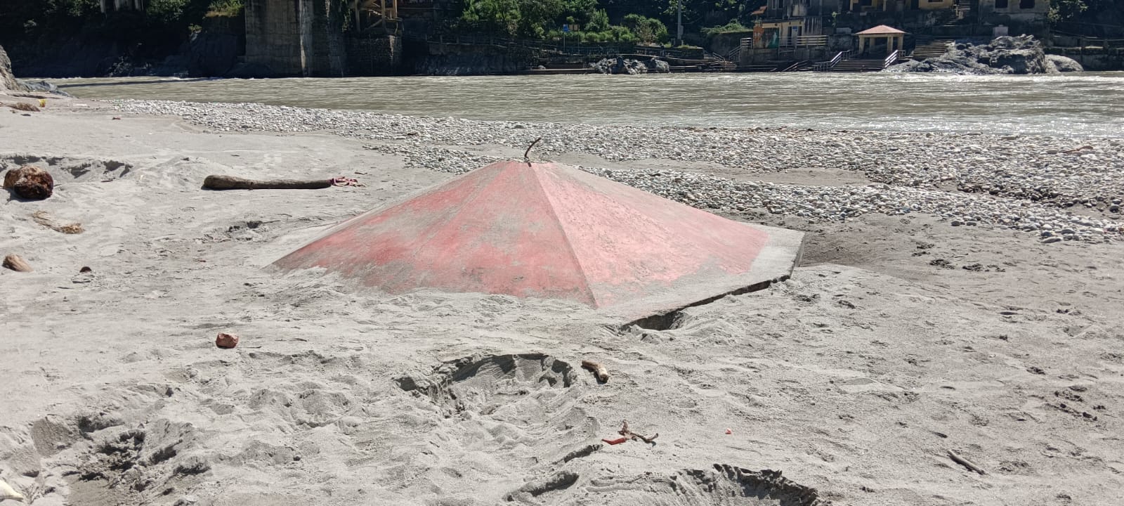 हालात:  मानसून के बाद अंलकनंदा का जलस्तर हुआ सामान्य,पर घाट अब भी मलबे से पटे