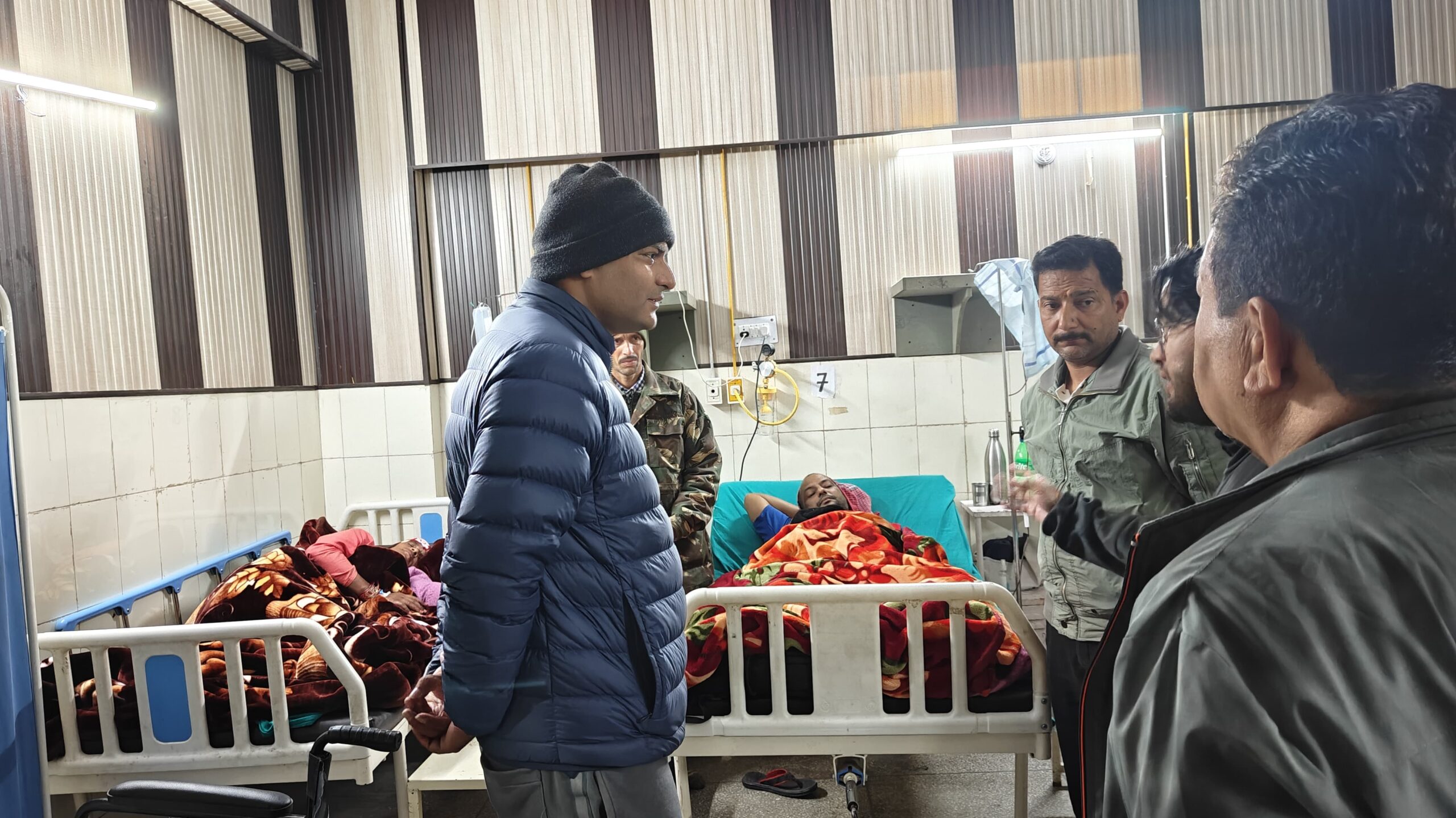 कर्तव्य पालन: अचानक रात को अस्पताल पहुंचे डीएम मनीष कुमार, व्यवस्थाओं का लिया ज़ायजा