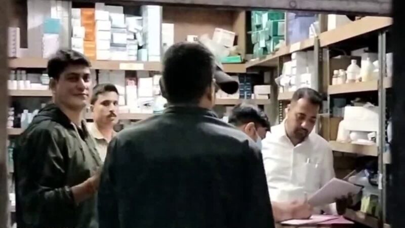 एक्शन: एसडीएम ने किया मेडिकल स्टोर सील, बिना लाईसेंस के हो रहा था संचालन
