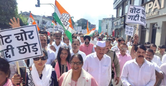 आक्रोश: पेपरलीक मामले में कांग्रेसियों ने किया सीएम आवास का घेराव