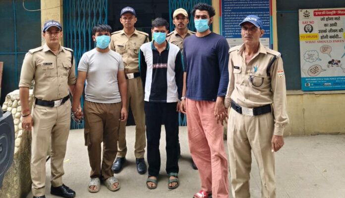 धोखाधड़ी: सस्ते आईफोन बेचने के नाम पर लाखों की ठगी करने के तीन आरोपी गिरफ्तार