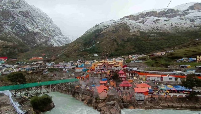 मौसम: मंगलवार को भी जारी रहा बर्फबारी का दौर,  बर्फ से लद गईं पर्वत चोटियां