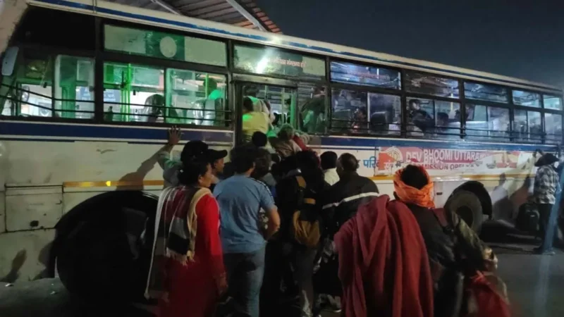 आफ़त : बस स्टेशन पर उमड़ी प्रवासियों की भीड़, तड़के ही लगानी पड़ीं दो अतिरिक्त बसें