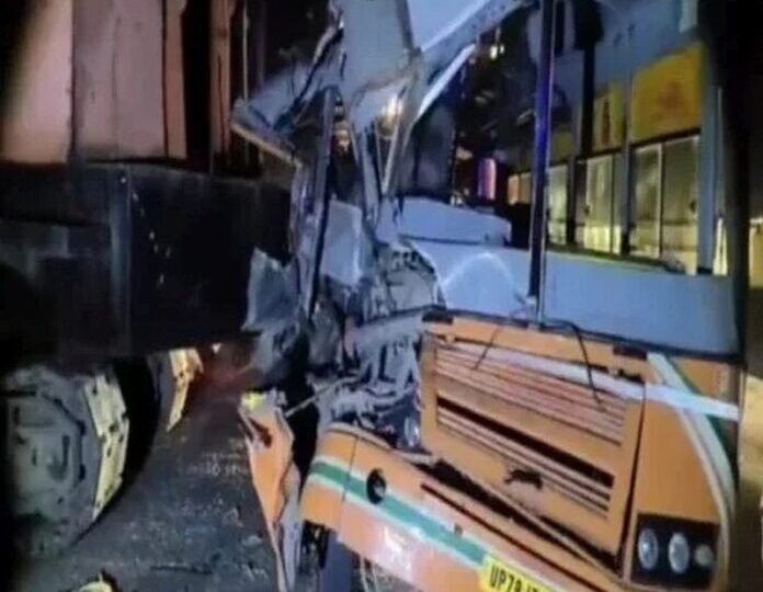 भिड़ंत: देर रात को क्रेन से टकरा गई रोडवेज बस, तीन यात्री गंभीर रूप से घायल