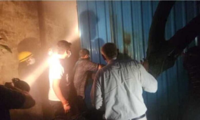 स्वाहा:  फैक्टरी में आग लग जाने से मचा हड़कंप, लाखों की कीमत का सामान ख़ाक