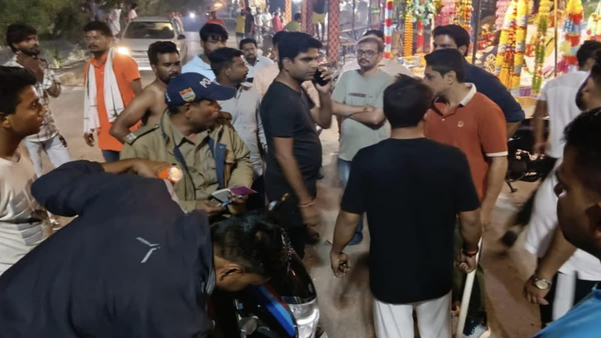 रंग में भंग:  पटाखे चलाने को लेकर दो पक्षों में जमकर मारपीट, पुलिस  ने कराया मामला शांत
