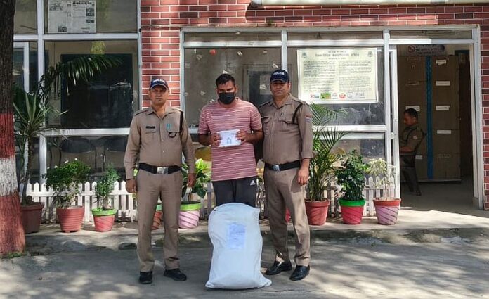 एक्शन: संदिग्ध हालत में सैन्य क्षेत्र में घूम रहा फर्जी सेन्यकर्मी गिरफ्तार, मामले की तहकीकात शुरू