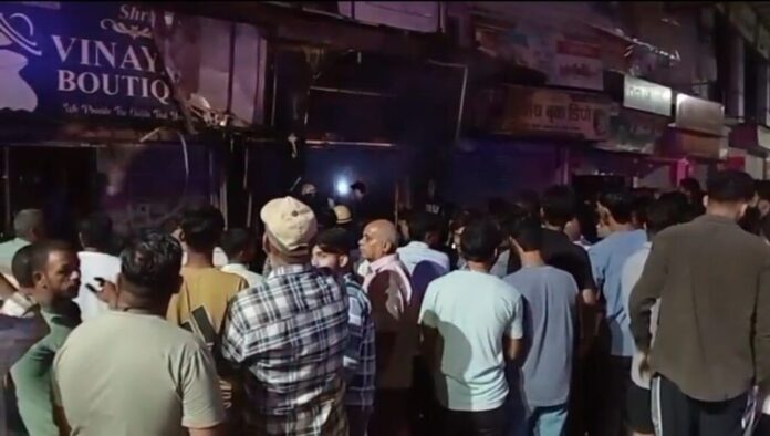 स्वाहा: कपड़ों की दुकान में लगी भीषण आग से लाखों का नुकसान