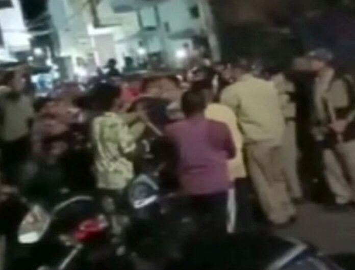 शर्मनाक: तीन युवतियों के साथ आपत्तिजनक स्थिति में पकड़ा गया युवक,जांच शुरू