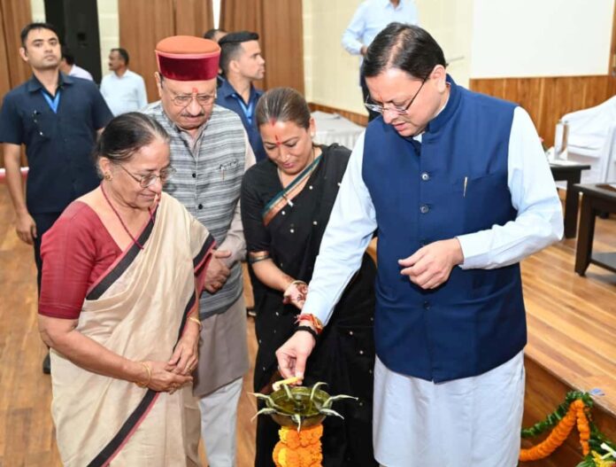 राज-काज: मुख्यमंत्री ने बालिका शिक्षा प्रोत्साहन कार्यक्रम में 326 मेधावी बालिकाओं को प्रदान किए स्मार्ट फोन