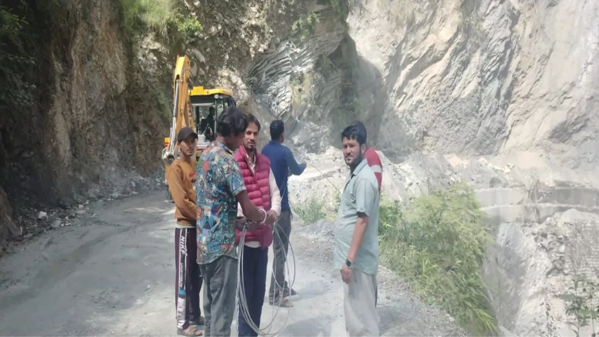 आफत: मार्ग बंद, ऊर्जा निगम पर गुमराह करने का आरोप