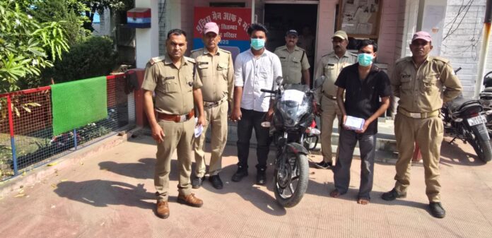 शिकंजा:राहगीर से मोबाइल फोन लूटने के दो आरोपी गिरफ्तार, तीसरा फ़रार
