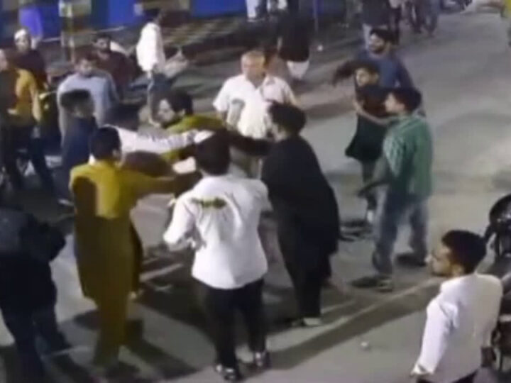 बच्ची से मारपीट की घटना के बाद जमकर चले लाठी डंडे