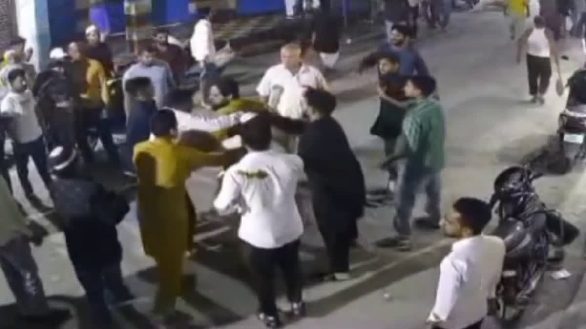 बच्ची से मारपीट की घटना के बाद जमकर चले लाठी डंडे बच्ची से मारपीट की घटना के बाद जमकर चले लाठी डंडे