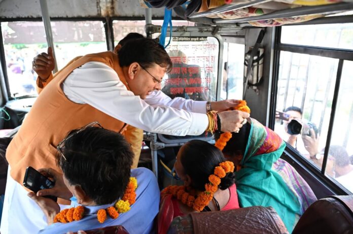 राज-काज: मुख्यमंत्री ने श्रद्धालुओं के दल को गंगोत्री धाम के लिए किया रवाना राज-काज: मुख्यमंत्री ने श्रद्धालुओं के दल को गंगोत्री धाम के लिए किया रवाना
