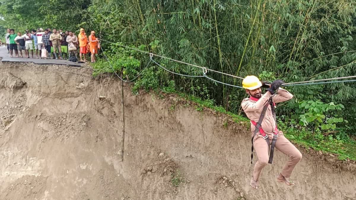 दार्जिलिंग में तबाहीः मूसलाधार बारिश के बाद भूस्खलन से 23 लोगों की मौत दार्जिलिंग में तबाहीः मूसलाधार बारिश के बाद भूस्खलन से 23 लोगों की मौत