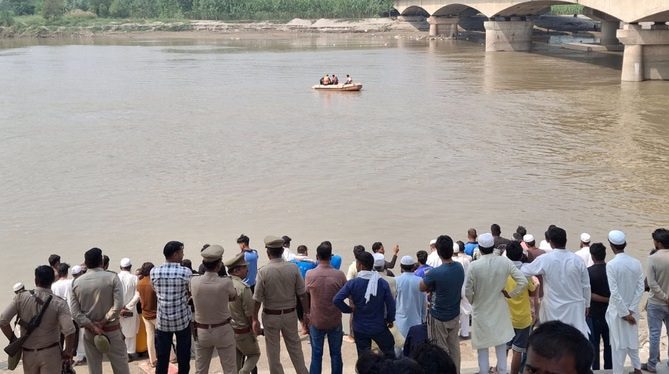 बड़ी ख़बर:  पत्नी की बेवफाई से आहत होकर चार बच्चों संग यमुना में कूद गया सलमान,शवों की तलाश जारी