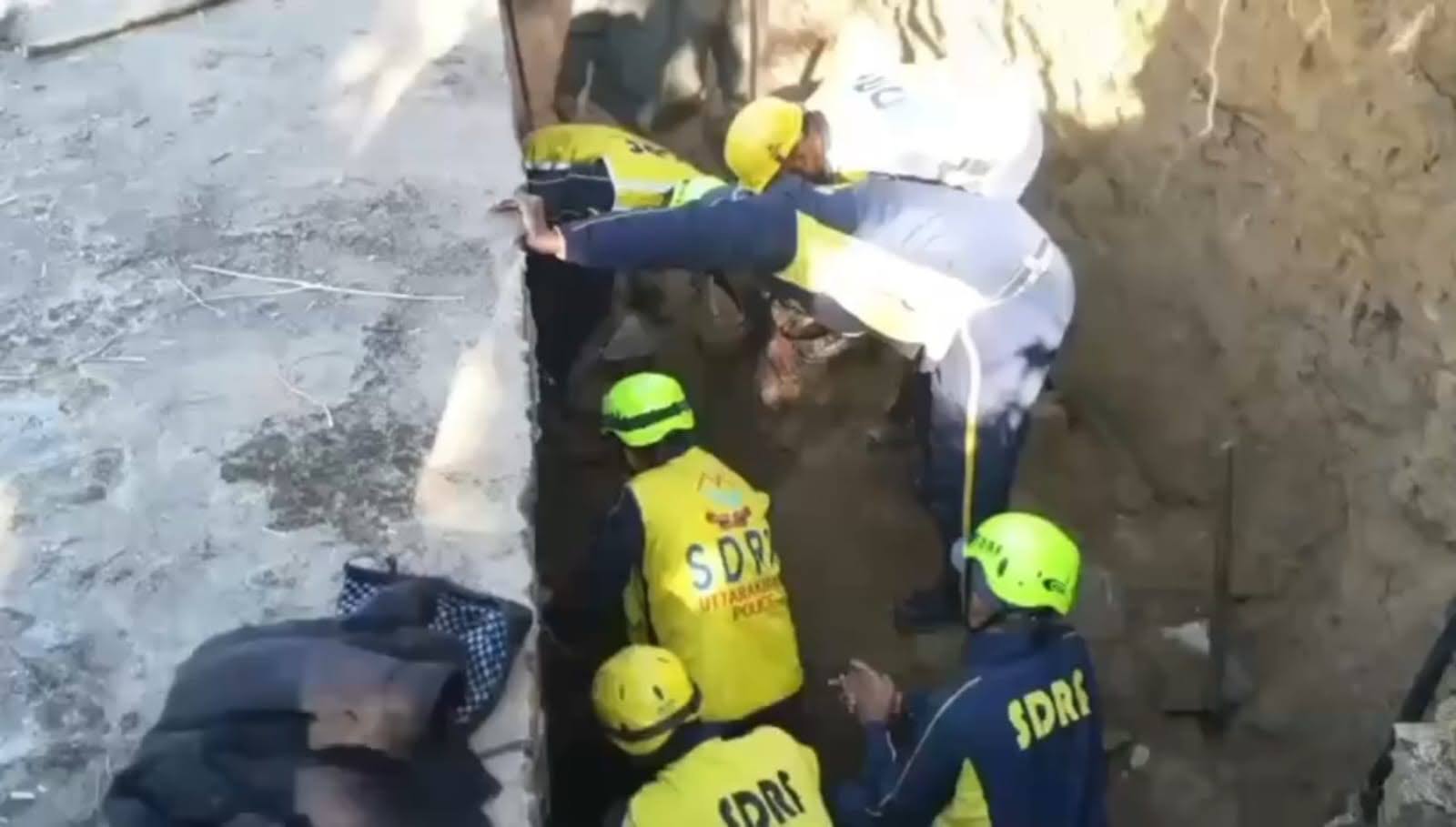 दुखद: गांव में दीवार निर्माण के दौरान बड़ा हादसा, मलबा ढहने से मजदूर की मौत, दो मजदूर घायल