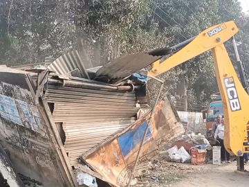 अभियान: यूजेवीएनएल ने नवाबगढ़ से डाकपत्थर तक ध्वस्त किया अतिक्रमण