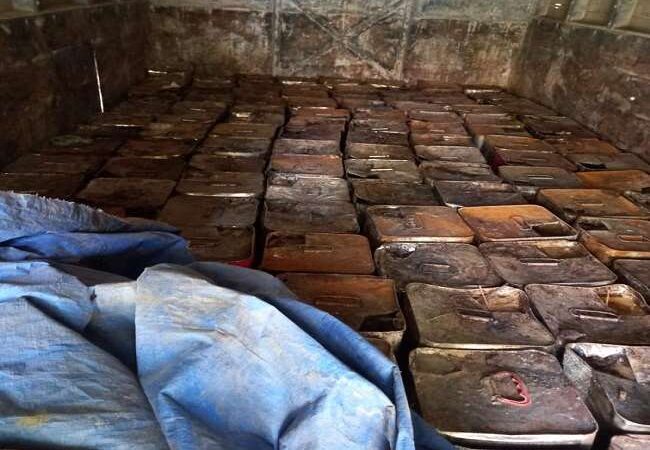 सफलता : पुलिस ने चेकिंग के दौरान 120 टिन लीसा के साथ एक तस्कर को किया गिरफ्तार