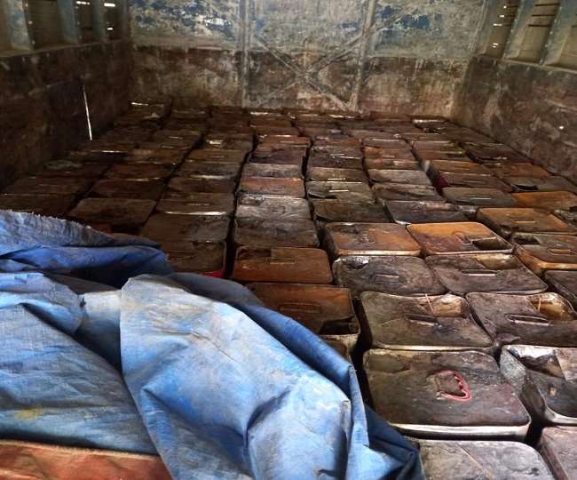 सफलता : पुलिस ने चेकिंग के दौरान 120 टिन लीसा के साथ एक तस्कर को किया गिरफ्तार