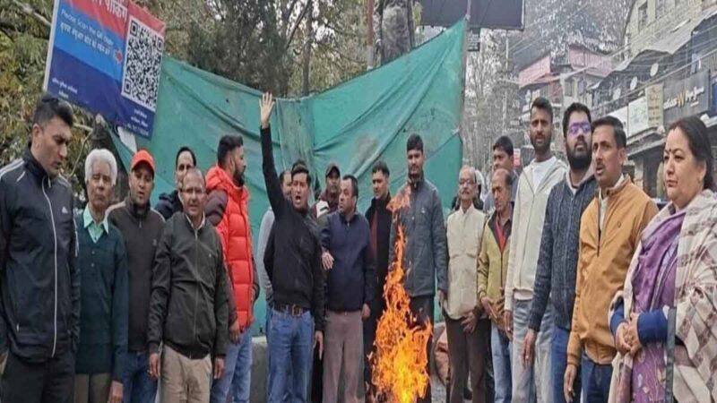 विरोध: एस्मा लागू करने के विरोध में नैनीताल में कांग्रेस ने किया प्रदर्शन, पुतला भी फूंका 