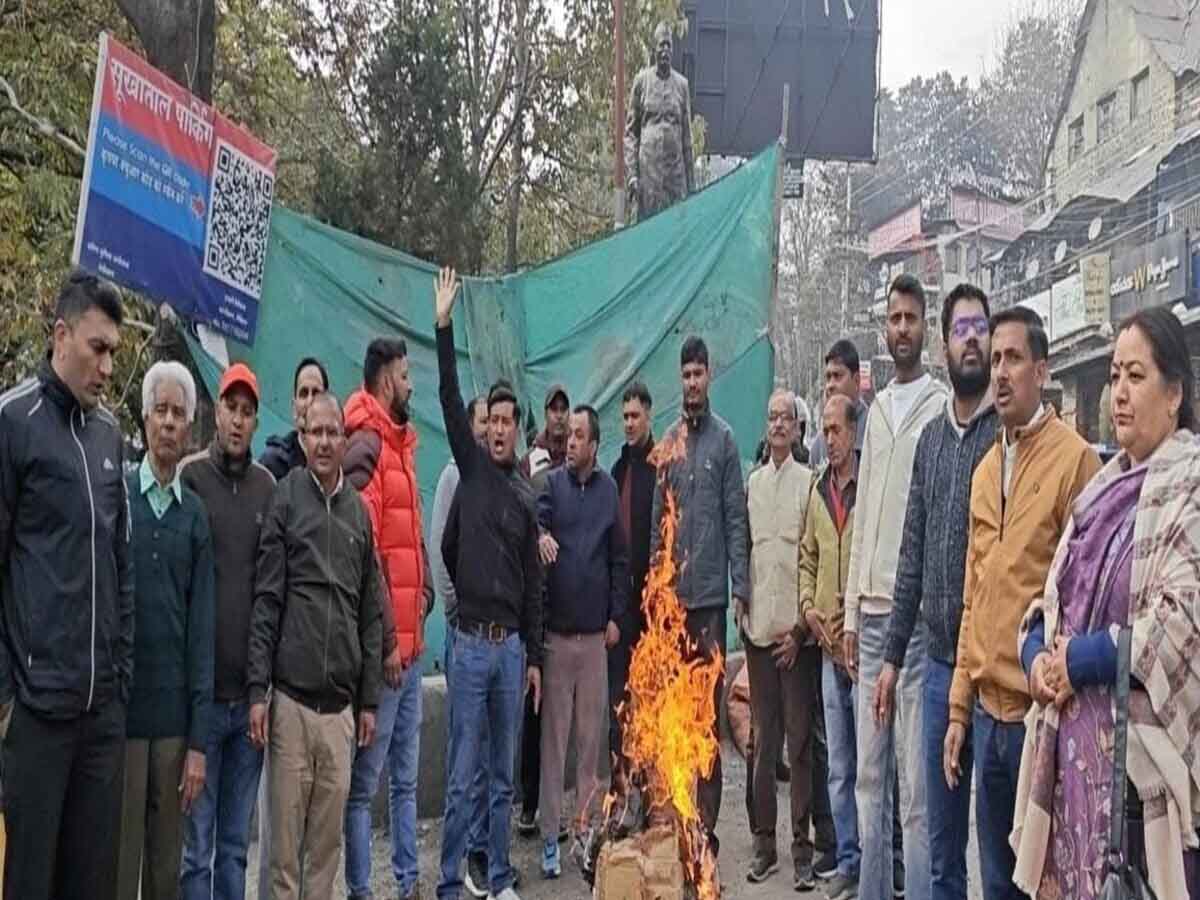 विरोध: एस्मा लागू करने के विरोध में नैनीताल में कांग्रेस ने किया प्रदर्शन, पुतला भी फूंका 