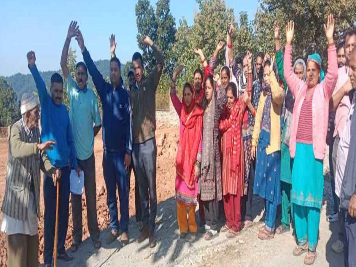 आक्रोश: बरसाती नाले पर अतिक्रमण से ग्रामीणों में भारी रोष, प्रदर्शन करके जताया विरोध