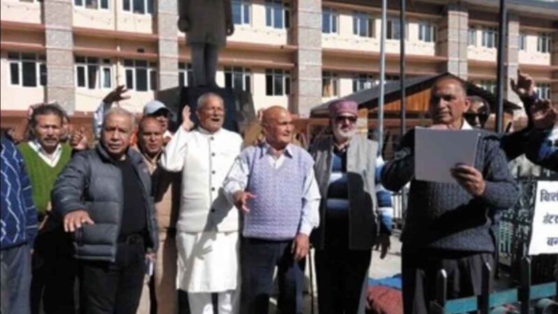 आक्रोश: पौड़ी में स्मार्ट मीटर और महंगे बिलों का विरोध, प्रदर्शन कर के जताई नाराजगी