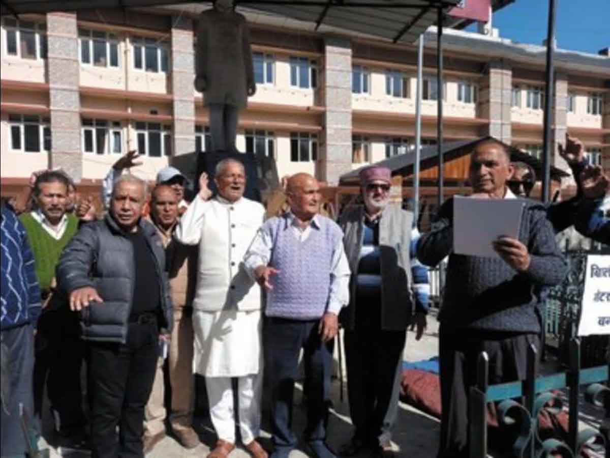 आक्रोश: पौड़ी में स्मार्ट मीटर और महंगे बिलों का विरोध, प्रदर्शन कर के जताई नाराजगी