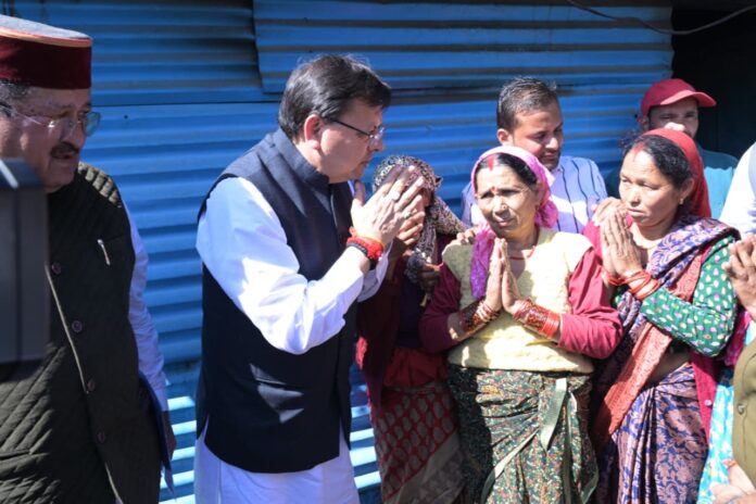 लोकपर्व इगास पर आपदा प्रभावित परिवारों के बीच पहुँचे मुख्यमंत्री