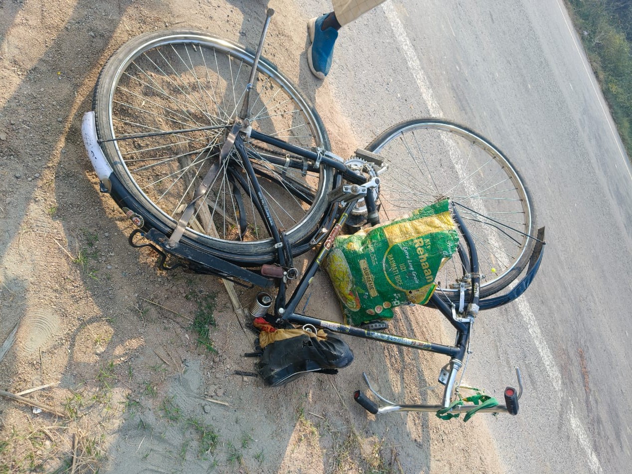 लापरवाही: नो एंट्री जोन में आ रहे कैंटर की टक्कर से कार सवार घायल और साइकिल सवार की मौत