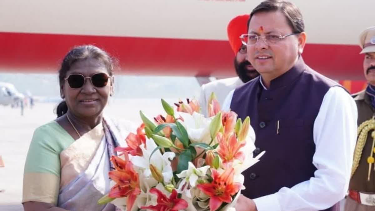 हरिद्वार पहुंची राष्ट्रपति द्रौपदी मुर्मू, सीएम धामी ने किया स्वागत, पतंजलि दीक्षांत समारोह शामिल