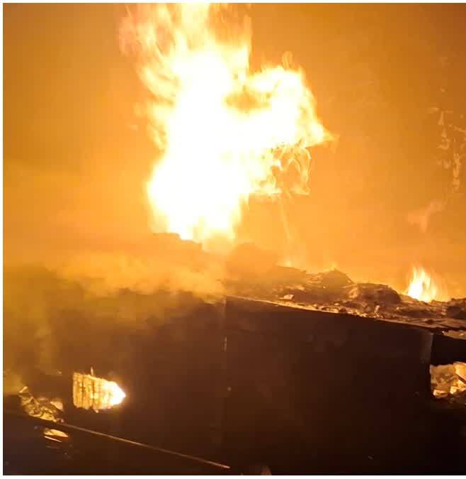 गारमेंट्स की दुकान में लगी भीषण आग,सारा सामान जलकर राख
