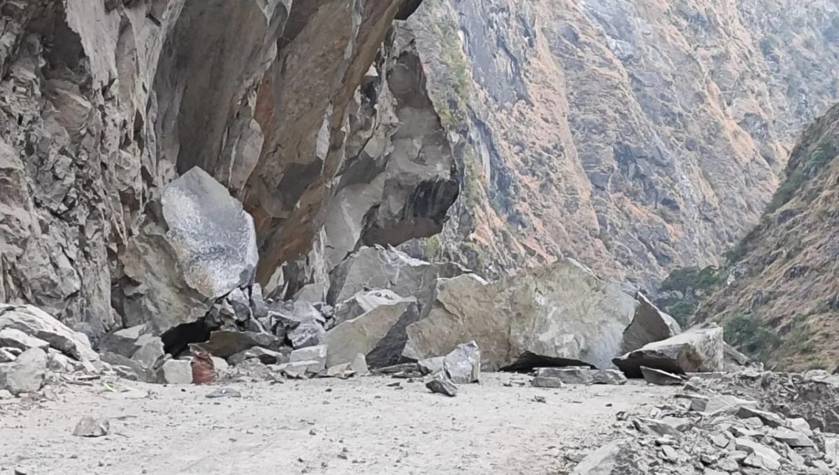 ब्रेकिंग न्यूज: हाईवे पर विस्फोट के बाद मलबा गिरने से मार्ग बंद; चीन सीमा का संपर्क कटा