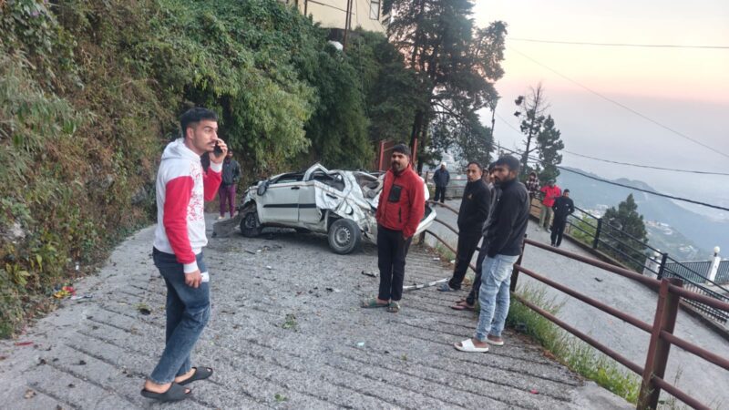 गनीमत: अनियंत्रित होकर खाई में गिरी कार,बाल-बाल बचा चालक