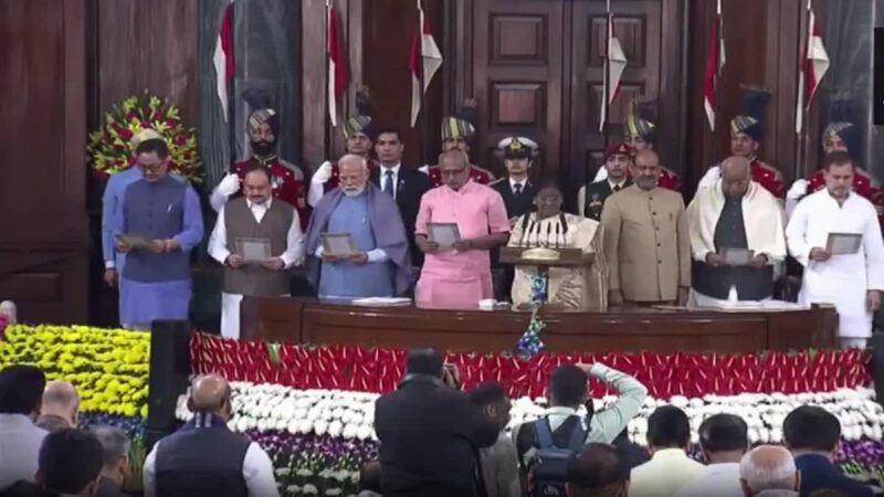 संसद में संविधान दिवस कार्यक्रम: राष्ट्रपति मुर्मू ने नौ भाषाओं में संविधान का अनुवादित संस्करण जारी किया