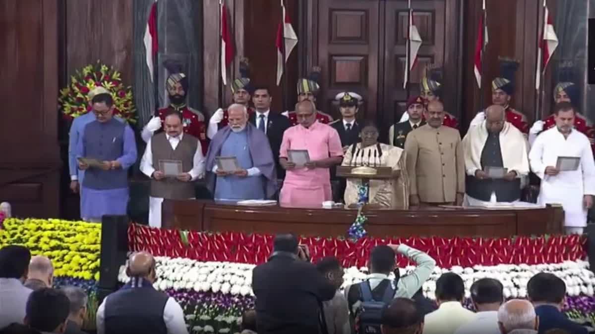 संसद में संविधान दिवस कार्यक्रम: राष्ट्रपति मुर्मू ने नौ भाषाओं में संविधान का अनुवादित संस्करण जारी किया