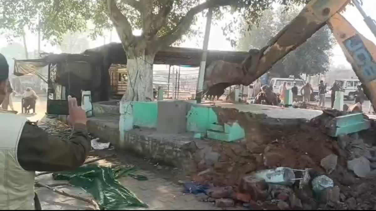 पिरान कलियर में अवैध मजार पर चला बुलडोजर