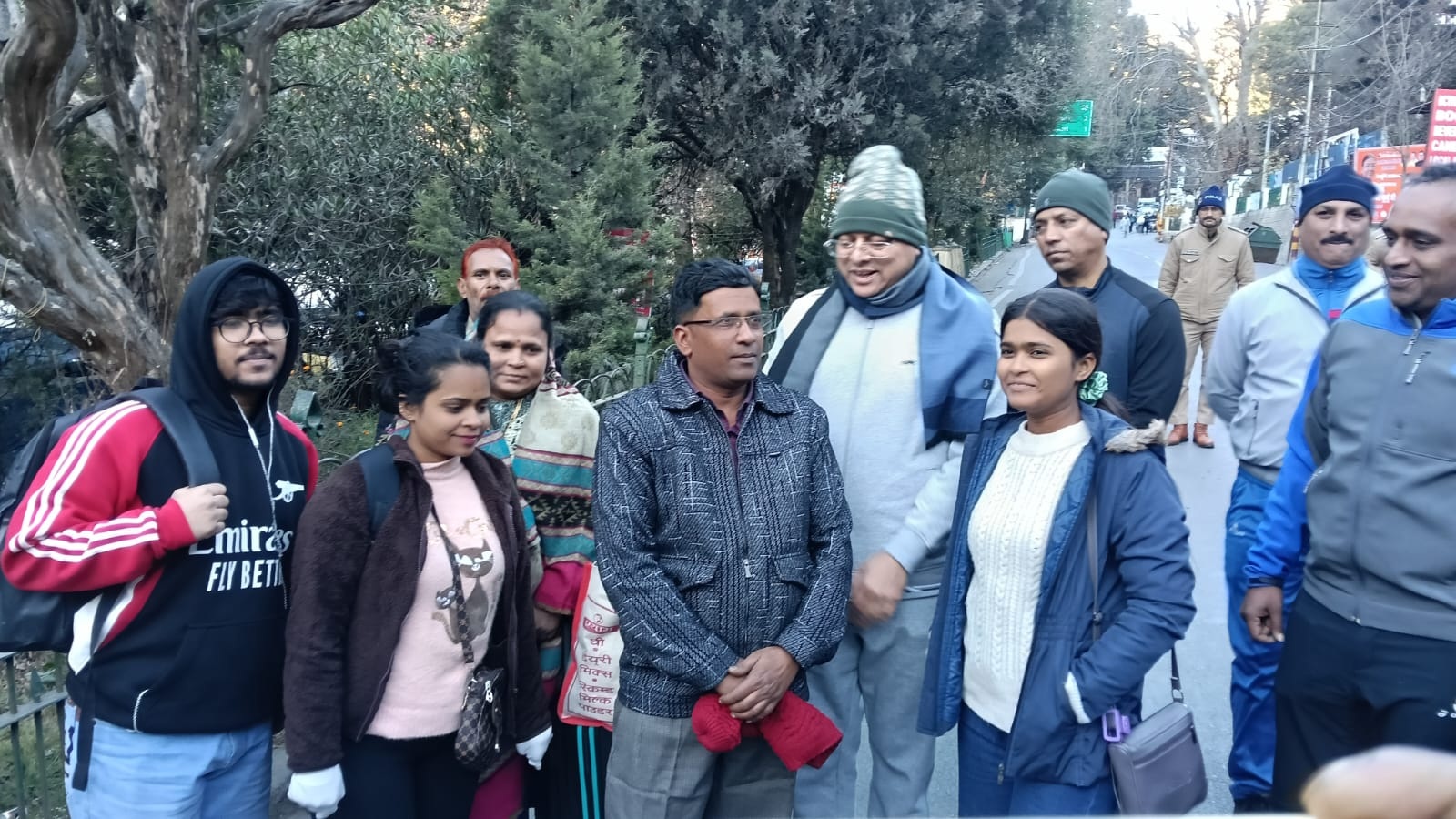 मॉर्निंग वॉक पर निकले सीएम धामी, पर्यटकों और स्कूली बच्चों से की बातचीत