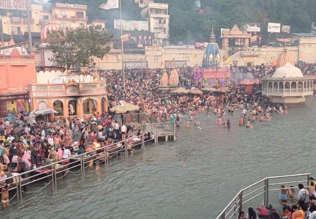 आस्था: कार्तिक पूर्णिमा के मौके पर श्रद्धालुओं ने गंगा में लगाई डुबकी